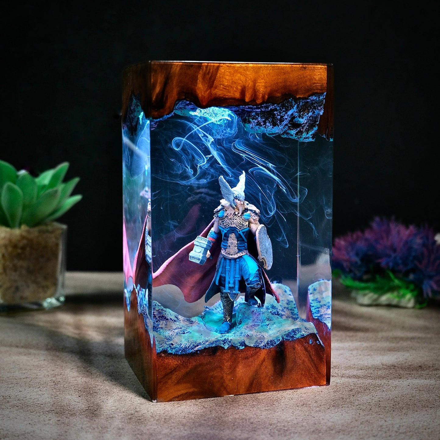 Thor Resin lamp