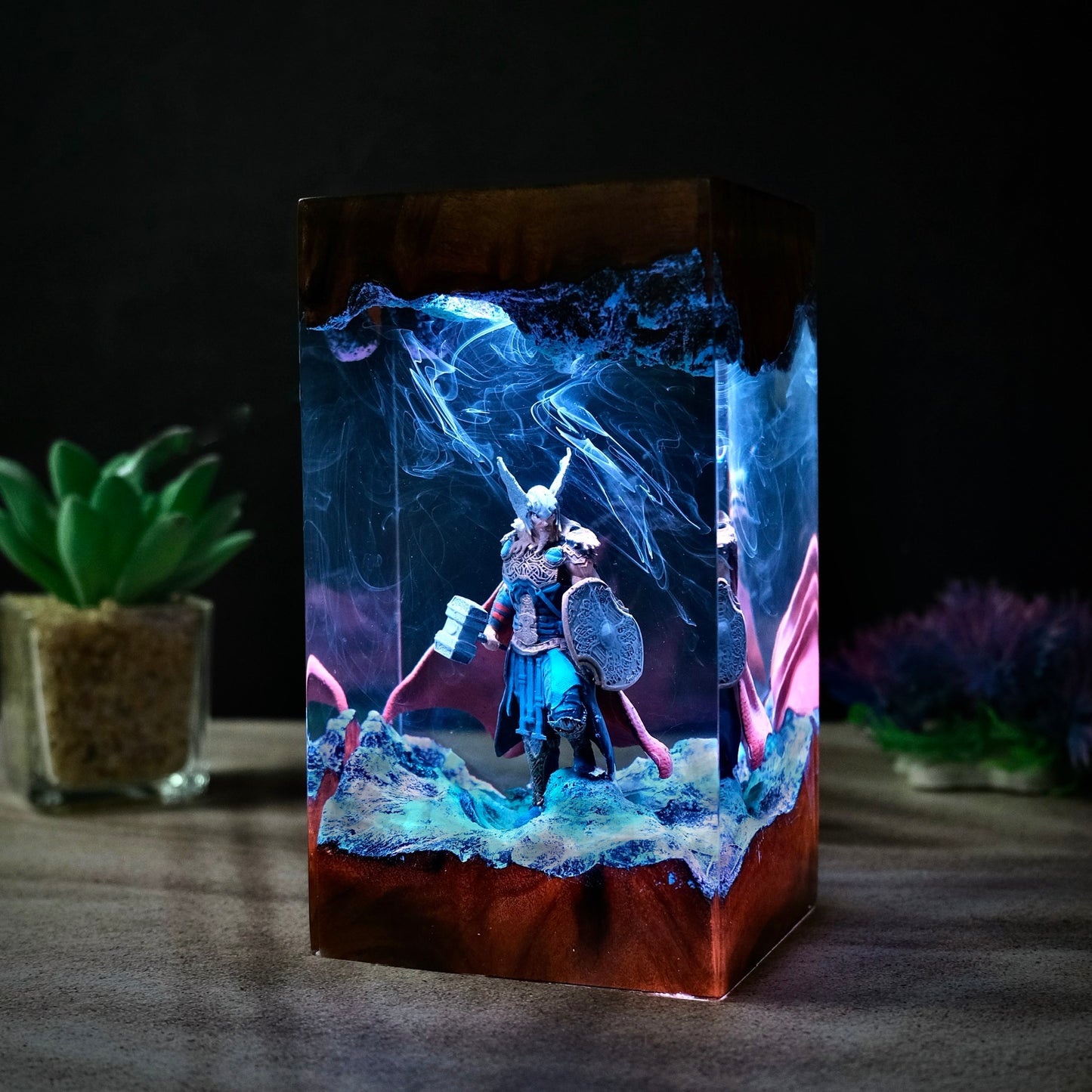 Thor Resin lamp