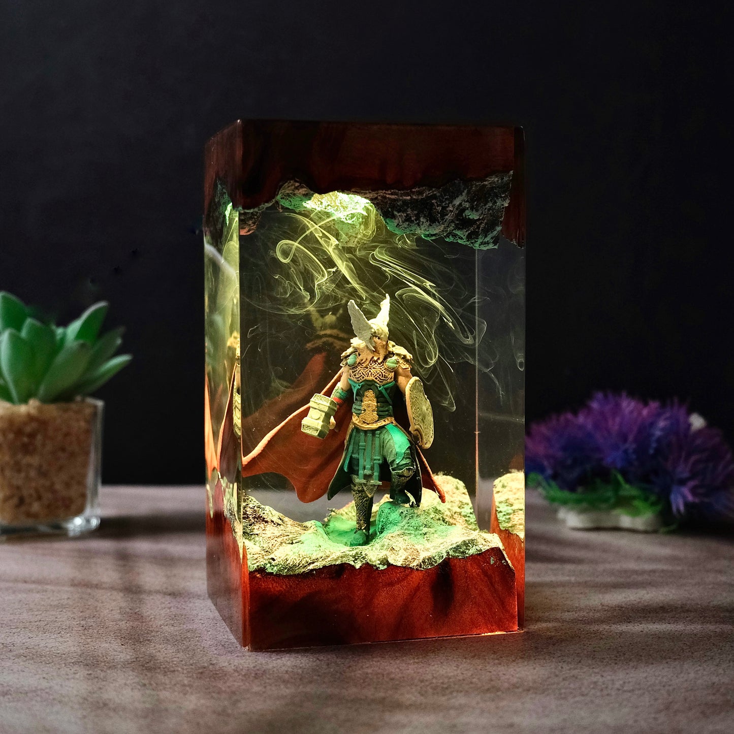 Thor Resin lamp