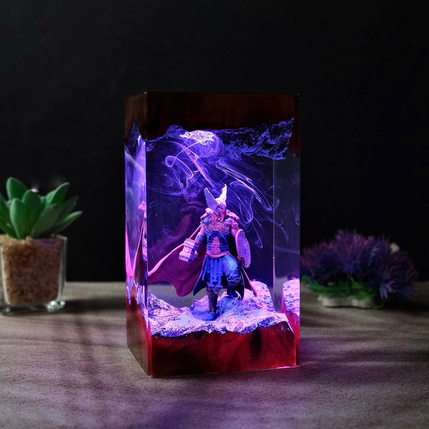 Thor Resin lamp